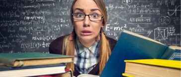 Des nuits de sommeil sauvegardées. Rien ne sert de se coucher à 5 heures du matin pour un bachotage intensif. Vous ne vous sentirez que plus fatigué encore sans avoir retenu grand-chose de ces heures nocturnes passées devant vos cours. Une alimentation de champion Faites des petites collations : On ne parle pas de grignotage intempestif mais de petits encas régulièrement. N’oubliez pas que le carburant de votre cerveau est le sucre (hélas !!). Ne vous dopez pas de bonbons ou barres trop sucrées car le taux de sucre va monter en flèche pour redescendre tout aussi brutalement mais consommez des fruits, yaourts, céréales ou fruits secs. Adoptez un régime alimentaire équilibré pour faire le plein de fibres et vitamines. stress en période d'examens