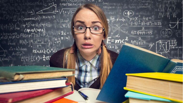 Des nuits de sommeil sauvegardées. Rien ne sert de se coucher à 5 heures du matin pour un bachotage intensif. Vous ne vous sentirez que plus fatigué encore sans avoir retenu grand-chose de ces heures nocturnes passées devant vos cours. Une alimentation de champion Faites des petites collations : On ne parle pas de grignotage intempestif mais de petits encas régulièrement. N’oubliez pas que le carburant de votre cerveau est le sucre (hélas !!). Ne vous dopez pas de bonbons ou barres trop sucrées car le taux de sucre va monter en flèche pour redescendre tout aussi brutalement mais consommez des fruits, yaourts, céréales ou fruits secs. Adoptez un régime alimentaire équilibré pour faire le plein de fibres et vitamines. stress en période d'examens